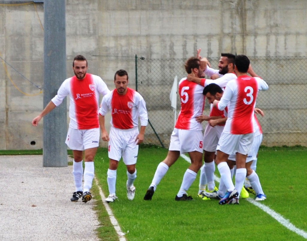 L'esultanza biancorossa al gol di Andrea Di Lorenzo